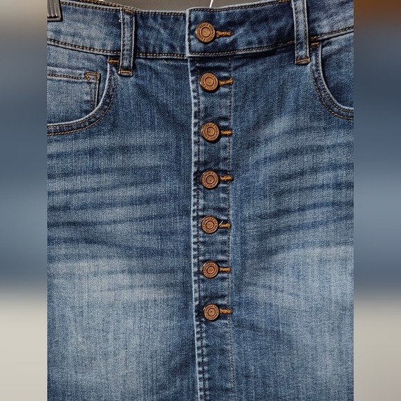 Indigo Rein | Button Down Medium Wash Denim Mini Skirt - Picture 4 of 7